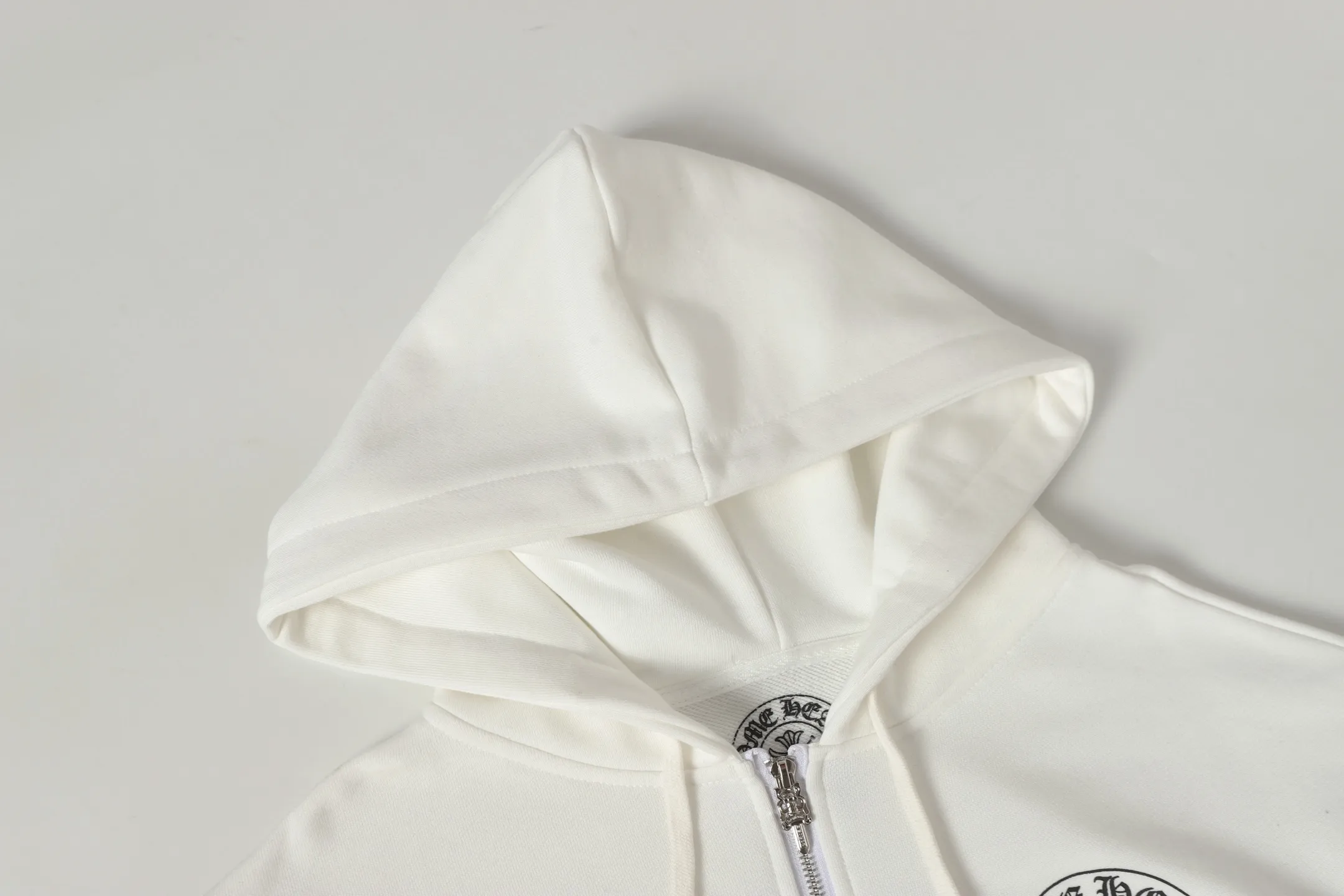 Q8—P230 -Chrome Hearts/Chrome Hearts printed zipper sweatshirt cardigan jacket -420 grams of high-density, high-quality wool, soft, delicate and skin-friendly, soft and silky to the touch, warm and skin-friendly -The hardware zipper accessories are all customized and full of details -Colour: black white -Size: S M L XL